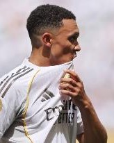 罗马诺：阿诺德训练中出现伤情反复，今晚无缘出战巴黎的比赛